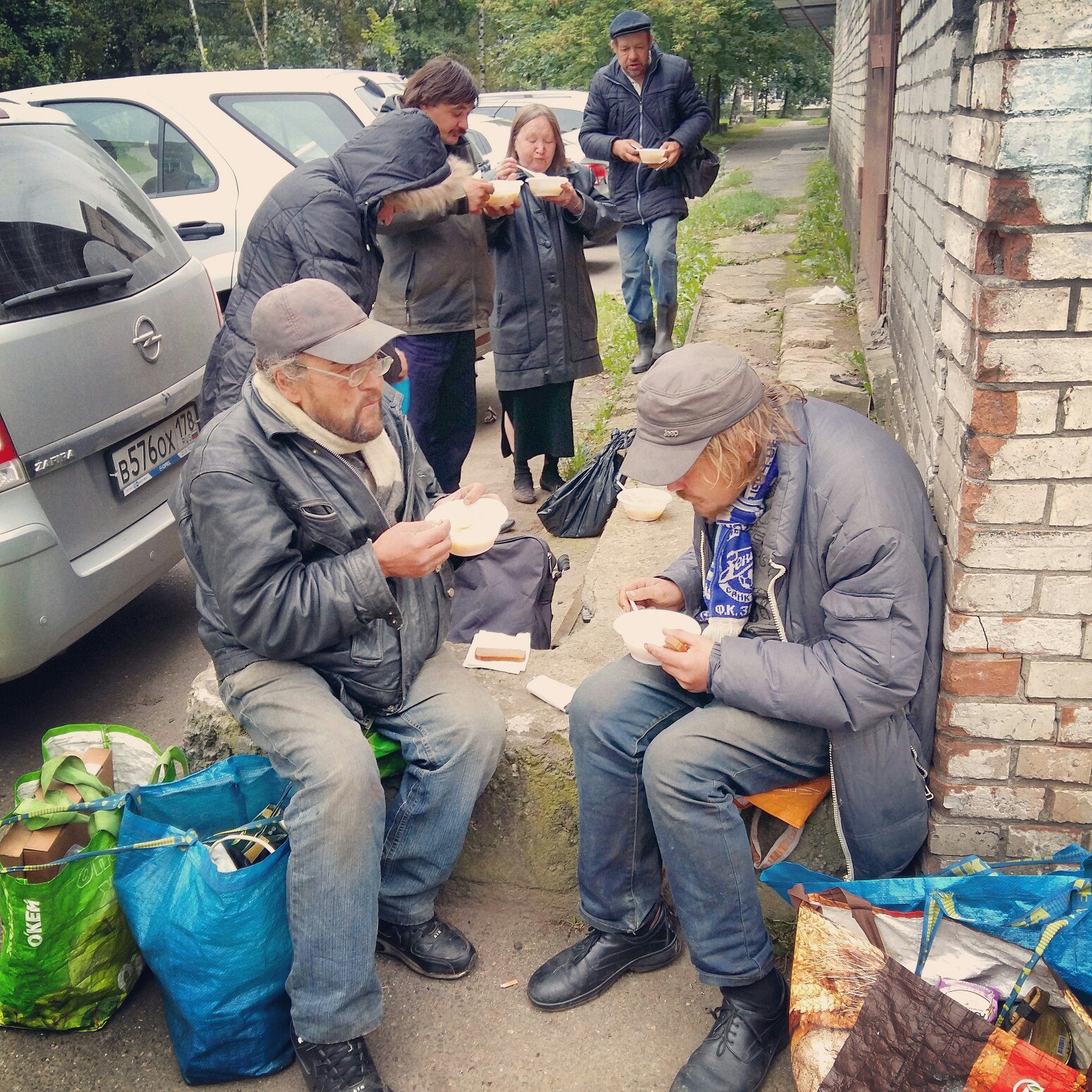 Бомжи выборы. Кормление бездомных. Кормление бомжей.